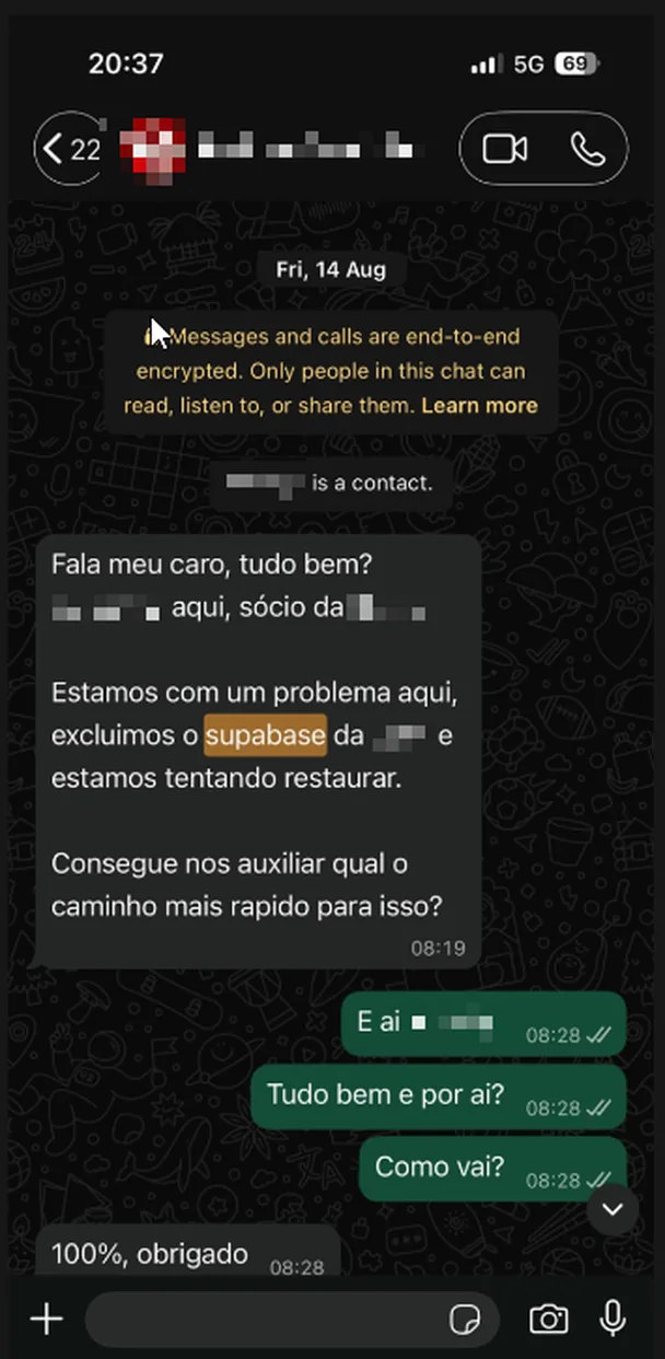 Conversa de WhatsApp de 14 de agosto de 2026, às 8h19. Um sócio de startup escreve: estamos com um problema aqui, excluímos o Supabase e estamos tentando restaurar, consegue nos auxiliar qual o caminho mais rápido para isso. Nome e empresa tarjados.